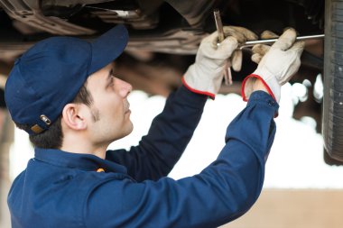 Araba tamir tamirci kaldırdı