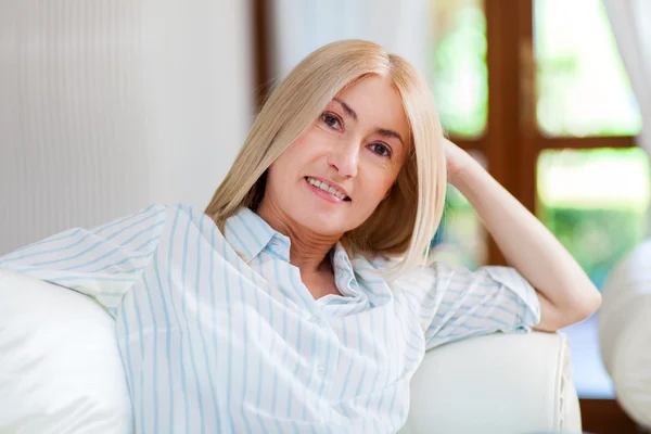 Mulher relaxante no sofá em casa — Fotografia de Stock