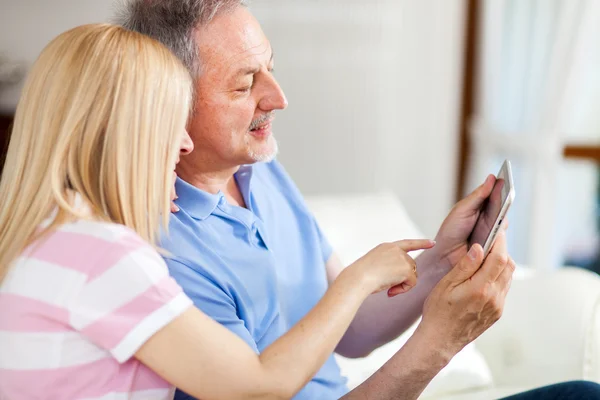 Äldre par med hjälp av Tablet PC — Stockfoto