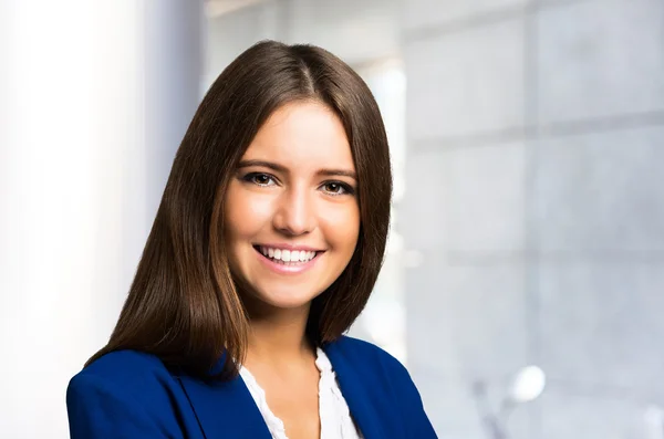 Jovem mulher sorridente — Fotografia de Stock