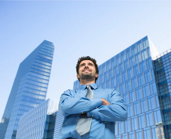 Empresario frente a edificio moderno — Foto de Stock