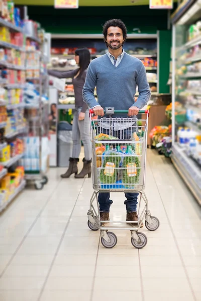 Hombre de compras en el supermercado — Foto de Stock