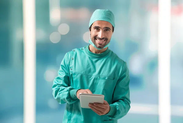 Surgeon using tablet — Stock Photo, Image