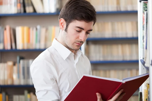 Mann liest Buch — Stockfoto