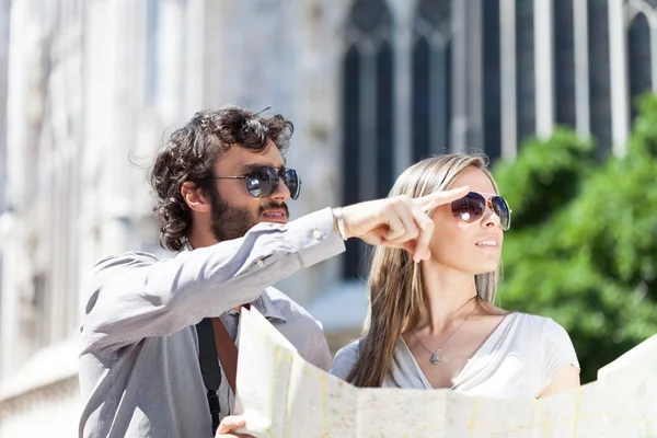 Tourists using map to decide where to go — Stock Photo, Image