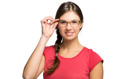 Beyaz üzerinde gülümseyen öğrenci