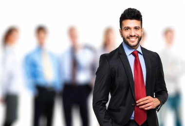 Takımının önünde iş adamı