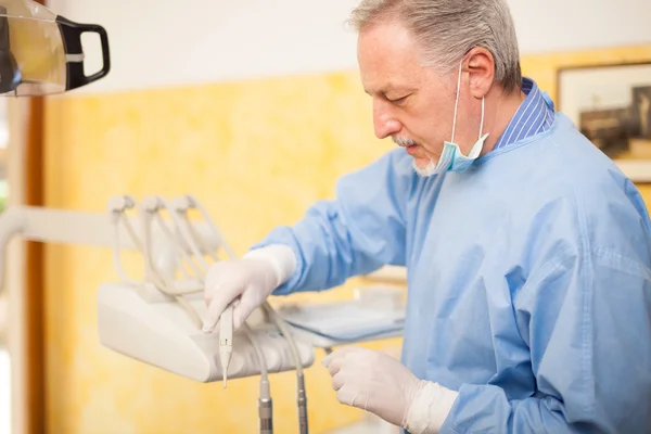 Dentist preparing tools — Stok fotoğraf