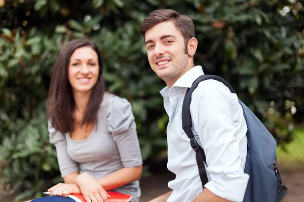 Estudantes falando uns com os outros — Fotografia de Stock