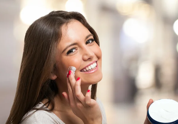 Frau Anwendung einer Feuchtigkeitscreme — Stockfoto