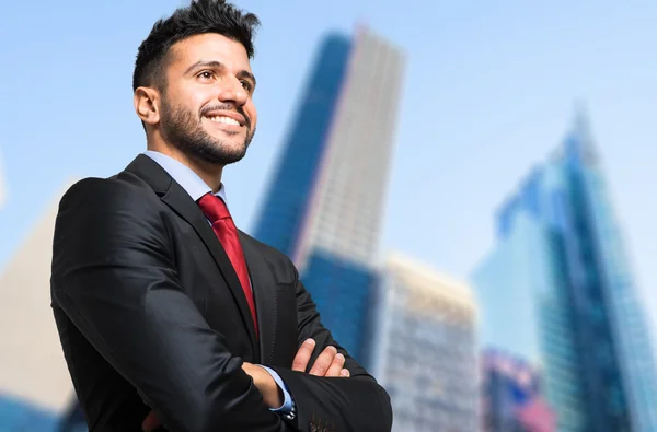 Sorridente empresário ao ar livre — Fotografia de Stock