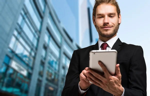 Zakenman met zijn Tablet PC — Stockfoto