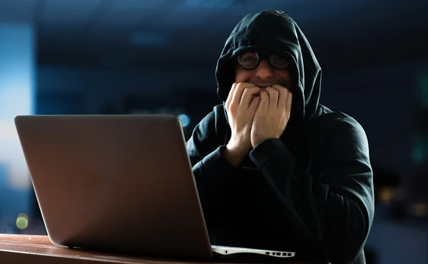 Хакер перед компьютером — стоковое фото