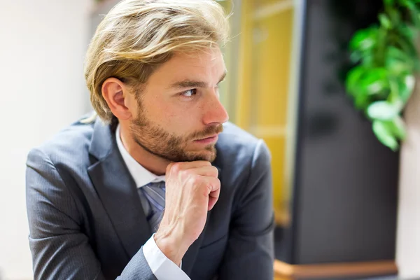 Uomo pensieroso in carica — Foto Stock