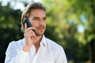 Telefonda Konuşan Adam