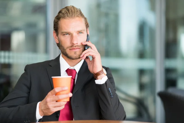 Hombre de negocios haciendo una llamada telefónica — Foto de Stock