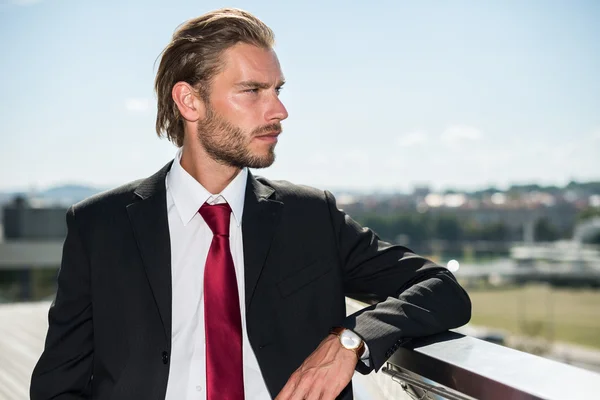 Hombre de negocios guapo al aire libre —  Fotos de Stock