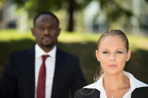 Les hommes d'affaires dans un environnement vert — Photo