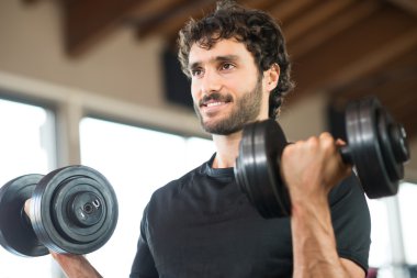 Spor salonundaki adam.