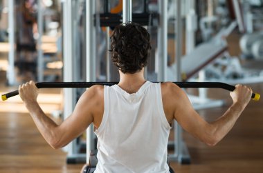 Adam sert spor salonunda eğitim