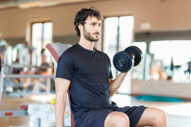 Spor salonunda erkek eğitimi.