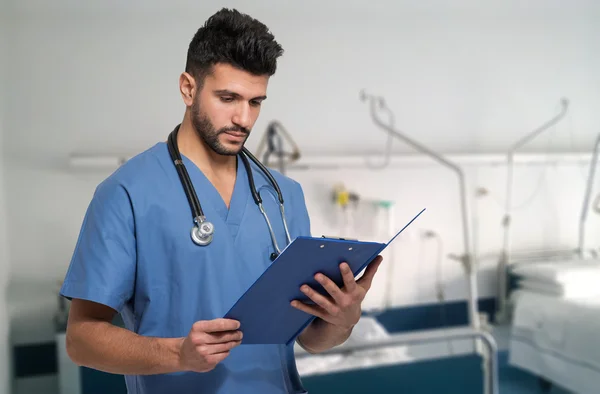 Médico no trabalho em um hospital — Fotografia de Stock