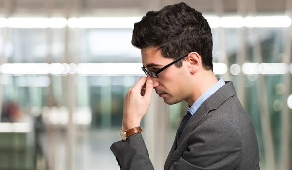 Hombre de negocios enfocando su mente — Foto de Stock