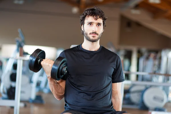 Spor salonunda erkek eğitimi. — Stok fotoğraf