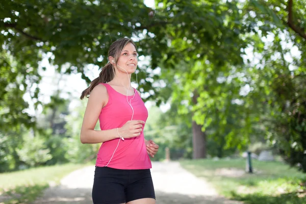 Donna che corre nel parco — Foto Stock