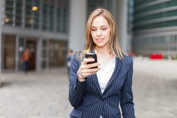 Kvinna som använder en mobiltelefon — Stockfoto