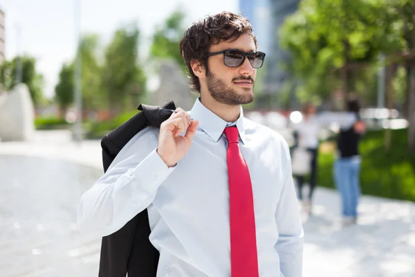 Homme d'affaires portant des lunettes de soleil — Photo