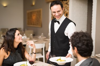 Çift restoranda yemek yiyor.