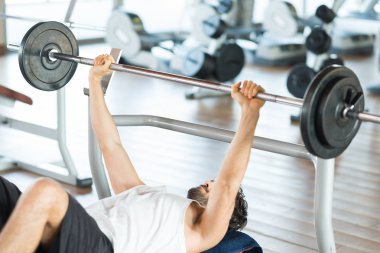 Eğitim salonunda bankta dostum