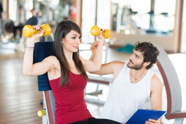 spor salonunda egzersiz kadın