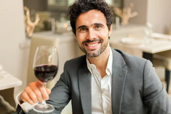 Homem segurando copo de vinho — Fotografia de Stock