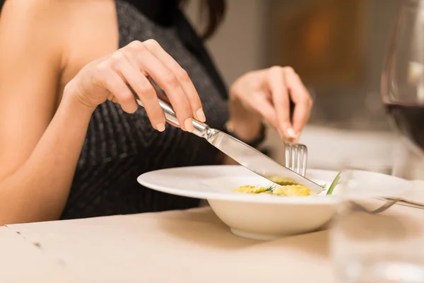 Mujer cenando en restaurante —  Fotos de Stock