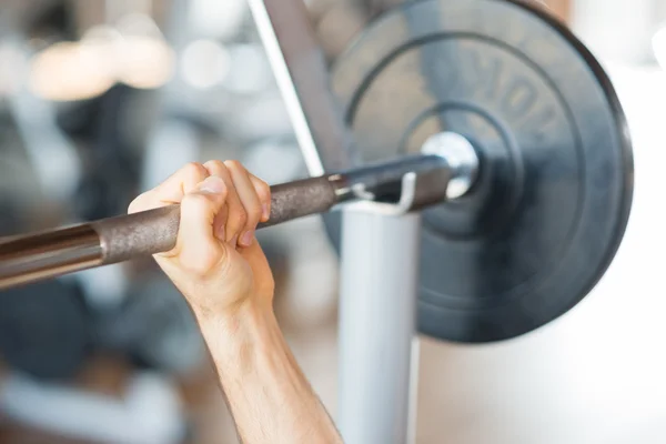 Man opleiding op bankje in sportschool — Stockfoto