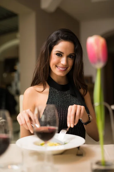 Vrouw met diner in restaurant — Stockfoto