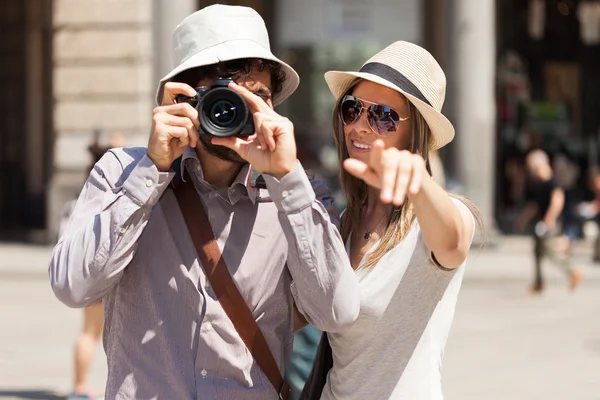 Turistler şehirde yürürken fotoğraf çekimi — Stok fotoğraf