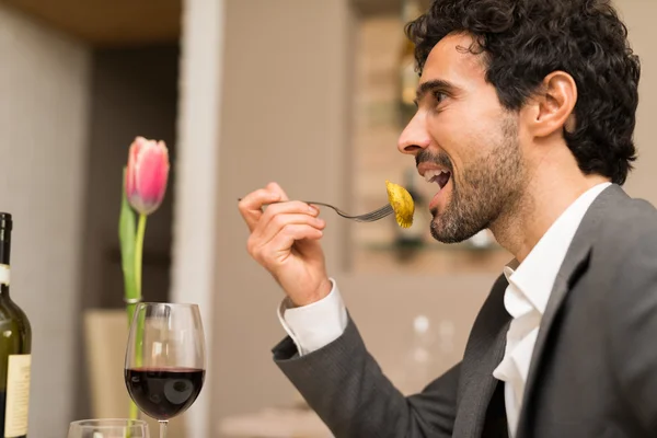 Uomo che mangia nel ristorante — Foto Stock