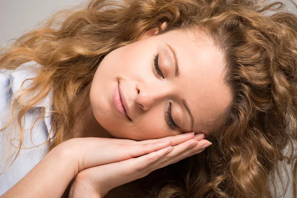 Jonge vrouw slapen — Stockfoto