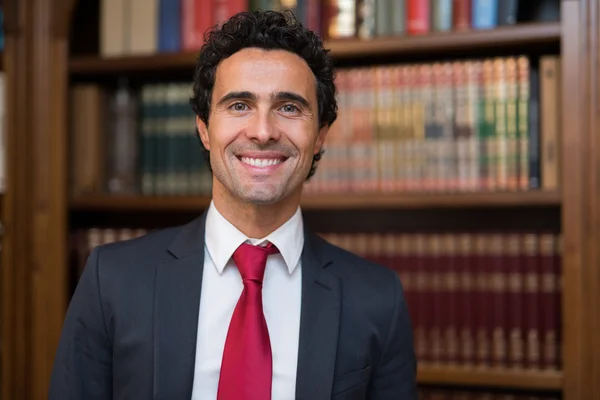 Hombre de negocios sonriente en el cargo — Foto de Stock