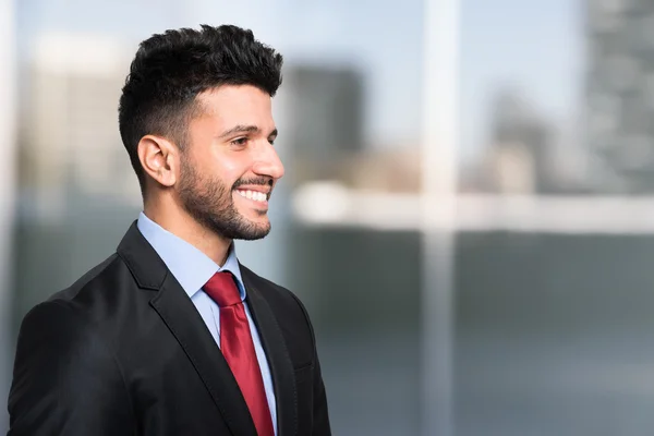 Lächelnder gutaussehender Geschäftsmann — Stockfoto