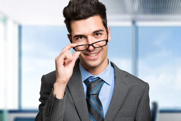 Gerente sosteniendo gafas —  Fotos de Stock