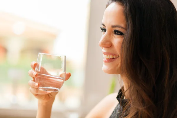 Donna che tiene un bicchiere d'acqua — Foto Stock