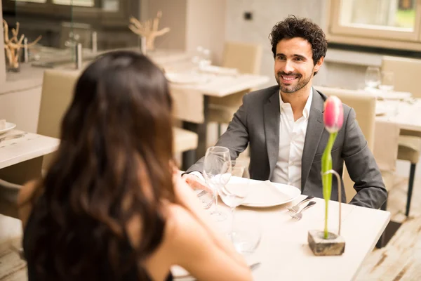 Casal jantando no restaurante — Fotografia de Stock