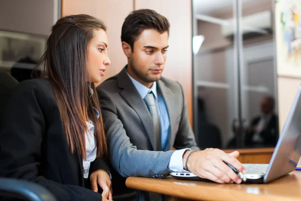 Uomini d'affari che usano laptop — Foto Stock