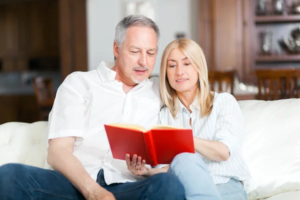 Couple d'âge mûr lecture livre — Photo