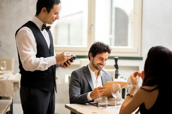 Echtpaar bestelt eten in restaurant — Stockfoto