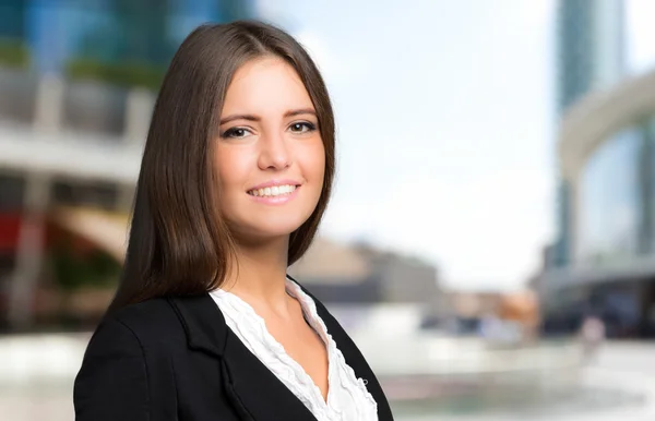 Joven empresaria al aire libre — Foto de Stock